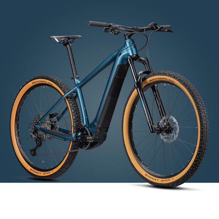   Die Rahmenfarbe des Radon Jealous AL Hybrid 8.0 heißt Liquidpetrol, das Anthrazit von Schriftzügen und Steuerrohrlogo Stealthgrey.