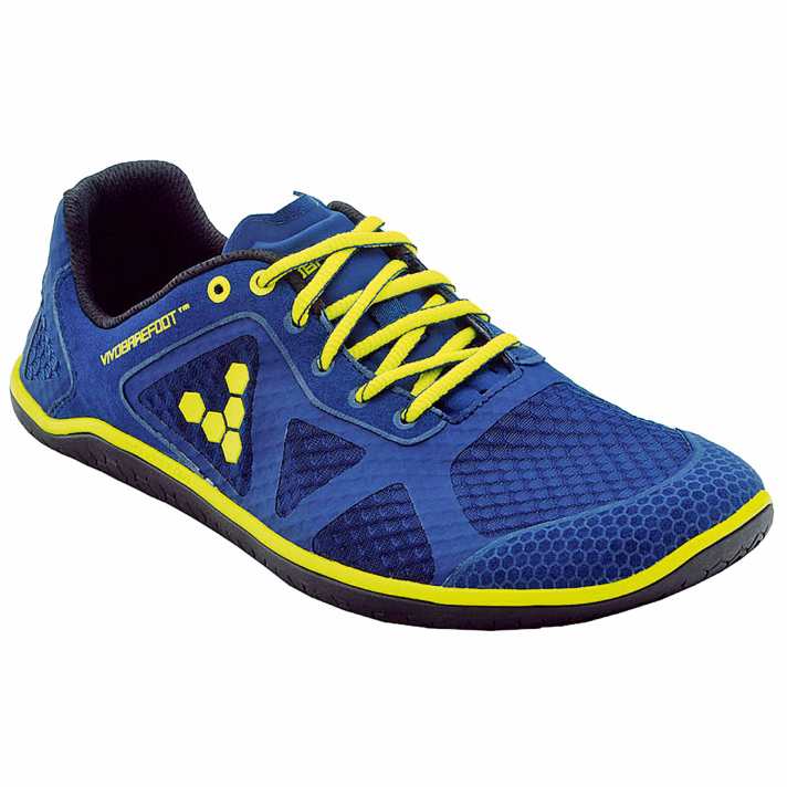   Wer Barfußschuhe wie beispielsweise den Vivo Barefoot trägt, trainiert sein Fußgewölbe. Auch Vibram bietet verschiedene Schuhe zum Barfuß-Laufen.