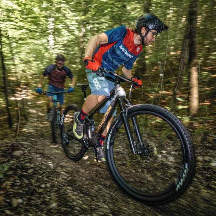 Unser Themenschwerpunkt zeigt die Trends der nächsten Saison. Schon jetzt im Handel: die spannendsten Mid-Season-Modelle im Einzeltest. Zehn Bikes aus allen Kategorien.