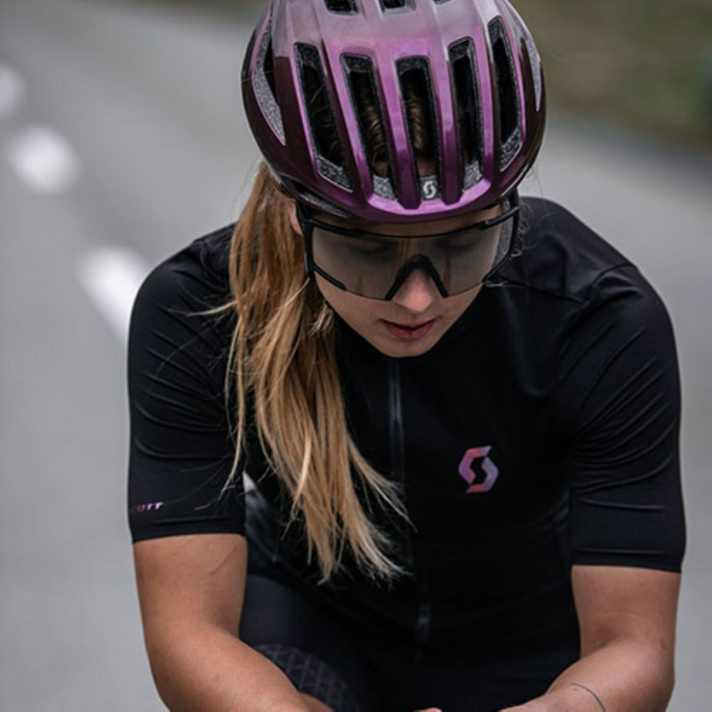 Centric Plus: Der aerodynamische Race-Helm überzeugt durch ein geringes Gewicht und eine optmierte Belüftung. Das MIPS-System soll schwerwiegenden Gehirnverletzungen vorbeugen. Erhältlich ist der Centric Plus in verschiedenen Farben. Wem die dunkelviolette Contessa-Farbe nicht schmeichelt, kann sich auch für einen anderen Anstrich entscheiden. Preis: 195,95 Euro.