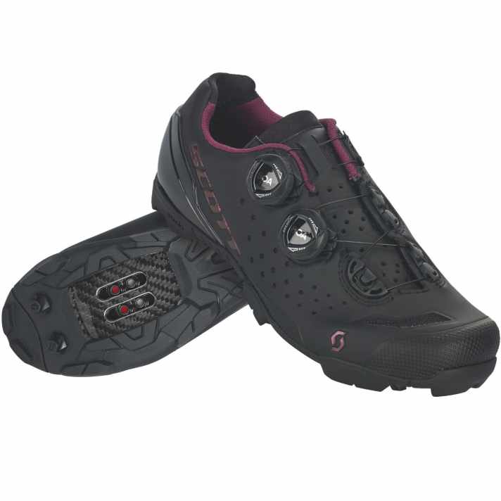 MTB RC-Schuhe: Der leichte Klickpedal-Schuh mit steifer Carbonsohle ist für schnelle Fahrten und Laufpassagen entwickelt. Dank zwei Boa-Drehverchlüssen lässt sich der Schuh auch während der Fahrt mühelos feinjustieren. Mit dezenten lilafarbenen Features ist der elegante MTB-Schuh ein wahrer Hingucker. Erhältlich für 99,95 Euro.