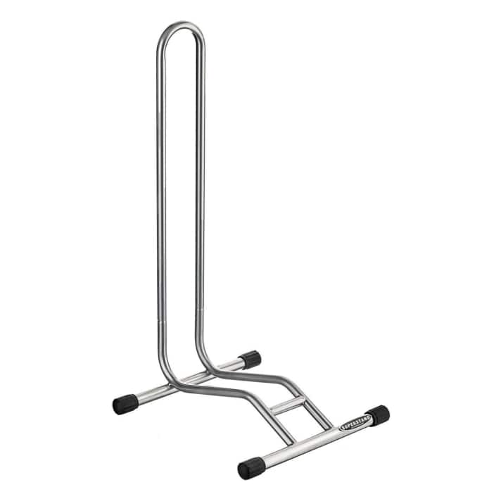   Wohin mit dem Bike beim Abspritzen mit Schlauch oder Druckreiniger? Am besten parkt man sein Rad in einen einfachen Ständer wie diesen. Damit muss man keine Angst haben, dass es umfällt und man kann es von allen Seiten reinigen. Der robuste  <a href="https://amzn.to/3lhFVTK" target="_blank" rel="noopener noreferrer nofollow">Superstand von Willworx</a> * kostet etwa 30 Euro und fixiert breite MTB-Reifen genauso souverän wie die Bikes der Kinder.