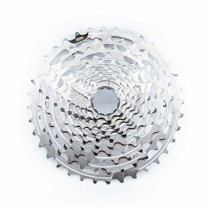   Der gefräste Stahlkörper der Helix R mit 10 Gängen ist sehr luftig und spart gegenüber der Vorgängerversion deutlich an Gewicht ein. Neu designte Ausfräsungen sollen die Schaltperformance verbessern.