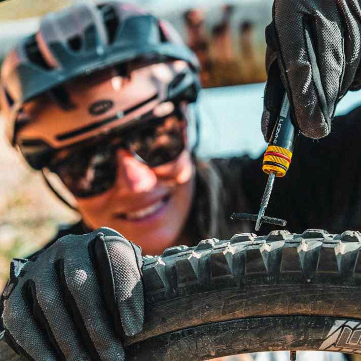 Auch Tubeless-Flicken und Sporn finden im Lenker Platz. | z.