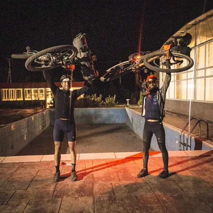   Geschafft! Als Team gestartet und als Team im Zielort Balaktschy nach 11 Tagen, 17 Stunden und 27 Minuten angekommen. Dabei haben Philipp Markgraf und Markus Weinberg (GER) 1860 Kilomter zurückgelegt, 34000 Höhenmeter erklettert und mindestens 100 Snickers gegessen.
