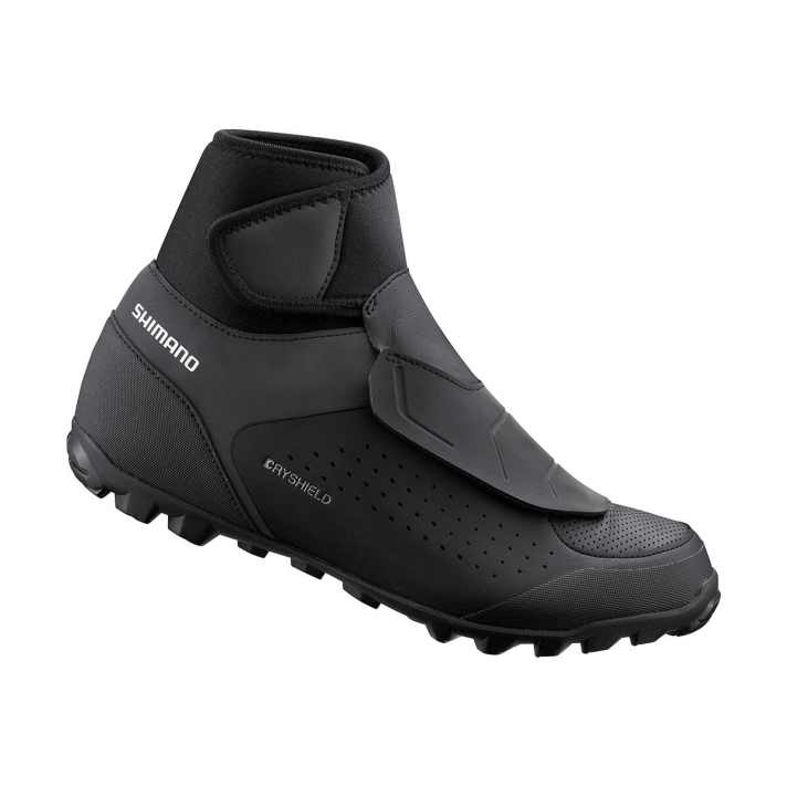 Wasserdicht und warm gefüttert – gute Winterschuhe sind der Schlüssel für Fahrspaß im Winter. Den Shimano SH-MW501 gibt's <a href="https://www.awin1.com/cread.php?awinmid=11768&awinaffid=471469&clickref=B+Shimano+SH+MW501+BF&ued=https%3A%2F%2Fwww.rosebikes.de%2Fshimano-sh-mw501-winter-mtb-schuhe-2683599" target="_blank" rel="noopener noreferrer nofollow">bei Rose aktuell für 139,95 Euro im Angebot</a> *.