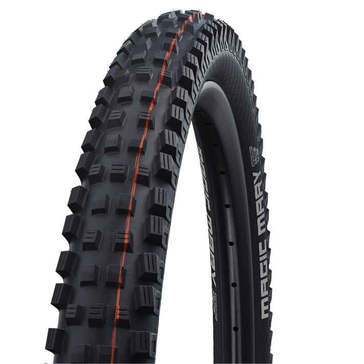 In Sachen Kurven-Grip und Traktion nur schwer zu schlagen: der Enduro-Reifen Magic Mary von Schwalbe in der Soft-Gummimischung. Den Reifen gibt's <a href="https://www.awin1.com/cread.php?awinmid=11768&awinaffid=471469&clickref=B+Schwalbe+Magic+Mary+BF&ued=https%3A%2F%2Fwww.rosebikes.de%2Fschwalbe-magic-mary-evolution-super-gravity-addix-soft-tle-mtb-faltreifen-2693685" target="_blank" rel="noopener noreferrer nofollow">bei Rose aktuell in vielen Größen im Angebot, ab 39,95 Euro</a> *.
