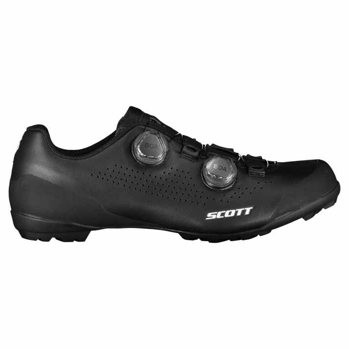   Am steiferen Gravel Tuned gibt es zusätzlich einen zweiten Boa-Drehverschluss (L6). Die von Scott zugeschriebene Wettkampftauglichkeit kostet zusätzliche 40 Euro.