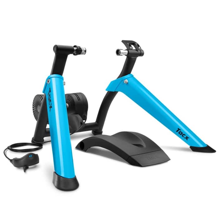   Durch einen Geschwindigkeitssensor kann man den klassischen Wheel-on-Trainer mit Reibrolle auch für gezieltes Watt-Training (Tacx-App) und virtuelle Fahrten nutzen. Die errechneten Leistungswerte sind überraschend genau, und das Fahrgefühl ist gut – vor allem bei gleichmäßigem Treten. Nur bei Antritten kann der Reifen durchrutschen. Die Bremse wird von Hand per Hebel gesteuert. Der einfache Tacx Boost-Rollentrainer ist relativ leise und braucht keinen Strom. >> <a href="https://www.awin1.com/cread.php?awinmid=11768&awinaffid=471469&clickref=B+Rollentrainer+Tacx+Boost+&ued=https%3A%2F%2Fwww.rosebikes.de%2Ftacx-boost-rollentrainer-2696753" target="_blank" rel="noopener noreferrer nofollow">bei Rosebikes für 189 Euro statt 249 Euro erhältlich</a> *.