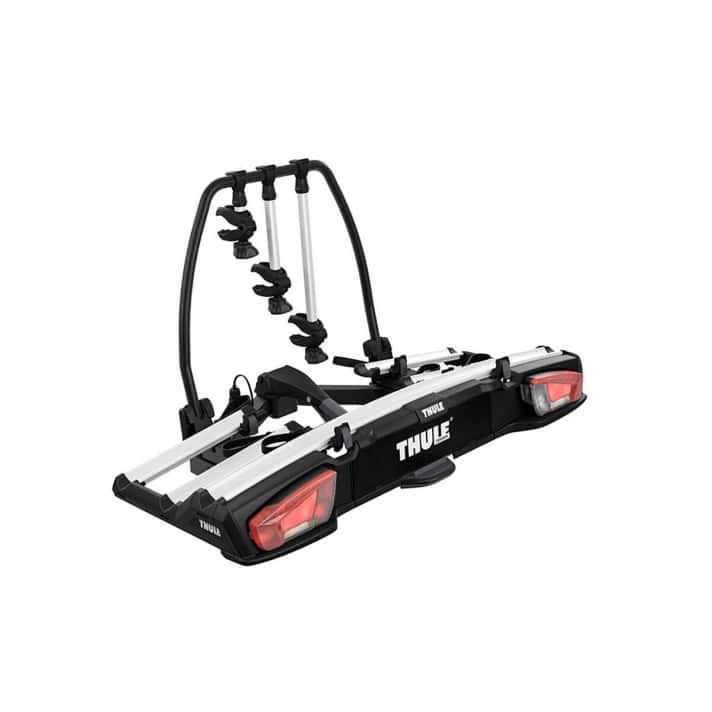   Die Montage 20,8 Kilo schweren Thule VeloSpace XT 3 auf der Kupplung erfordert einen gesunden Rücken oder eine helfende Hand. Doch sobald der ergonomische Hebel den Träger fixiert hat, sind das sperrige Staumaß und das hohe Gewicht schnell vergessen. Ansprechend verarbeitet und sehr variabel: Die breiten Schienen bieten sogar Fatbike-Reifen genügend Platz, die soliden und handlichen Greifarme lassen sich abnehmen, alle Ratschen für die Laufräder sind nach außen gewandt und leicht zu bedienen. Die Riemen können zum Beladen seitlich verstaut werden und sind so nicht im Weg. <a href="https://www.awin1.com/cread.php?awinmid=11768&awinaffid=471469&clickref=B+Thule+VeloSpace+939+XT+3&ued=https%3A%2F%2Fwww.rosebikes.de%2Fthule-velospace-939-xt-3-fahrradtrager-2665330" target="_blank" rel="noopener noreferrer nofollow">Den Fahrrad-Heckträger gibt's bei Rose aktuell für 654 Euro statt 789 Euro</a> *.