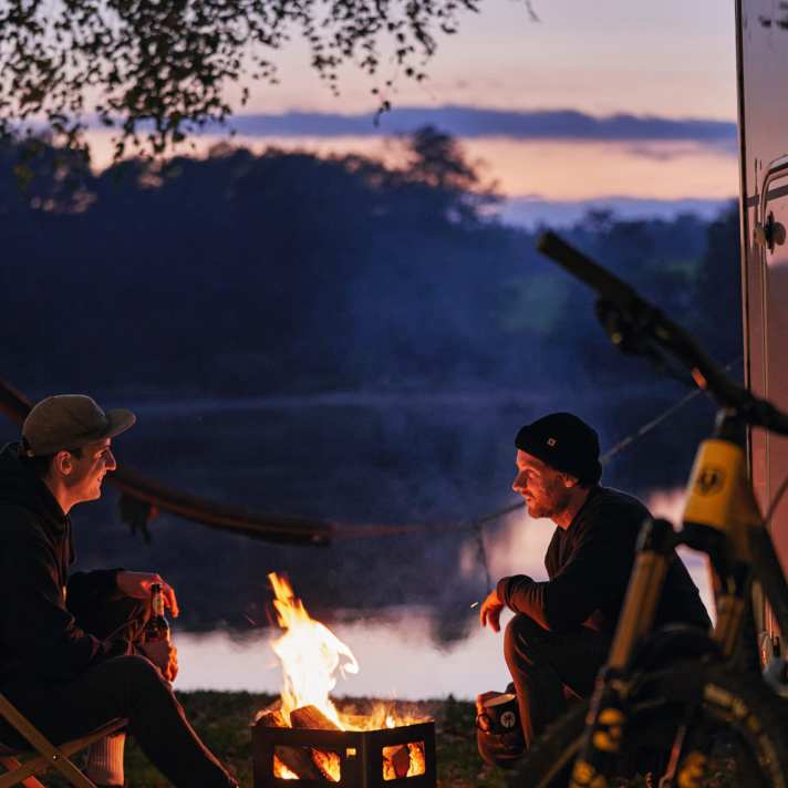   Perfekte Erholung: Am Lagerfeuer am Moldaustausee lässt es sich genial abschalten.