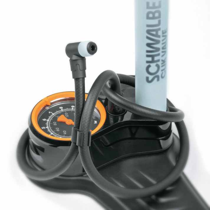 Up to date: SKS verbaut bereits den Kopf zum brandneuen Schwalbe Clik Valve an einer Standpumpe.