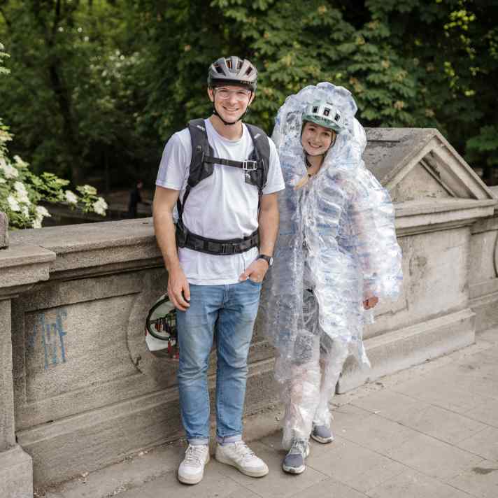 Beide sicher auf dem Rad: Wolfgang mit Airbag-Rucksack von Evoc und Sarah mit viel Luftpolster.