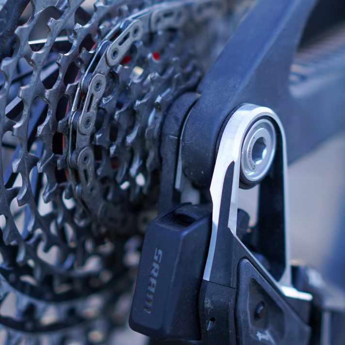 Der von Sram entwickelte UDH-Link ist das Herz des Transmission-Antriebs. Das Schaltwerk wird direkt am Rahmen montiert und sitzt dadurch immer in optimaler Position. Eine UDH-Aufnahme ist Voraussetzung für die Montage. Die meisten modernen Rahmen verfügen darüber