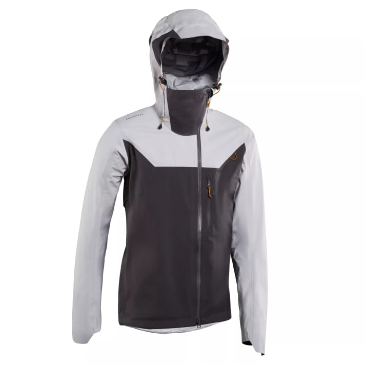 Die All Mountain Regenjacke von Rockrider hat eine Wassersäule von 10.000 mm.