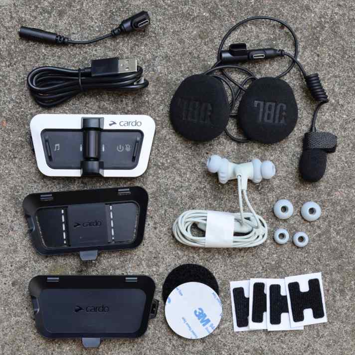 Ganz schön viele Teile: Das Cardo Packtalk Outdoor umfasst mit mehreren Montage- und Kopfhöreroptionen die meisten Einzelteile.