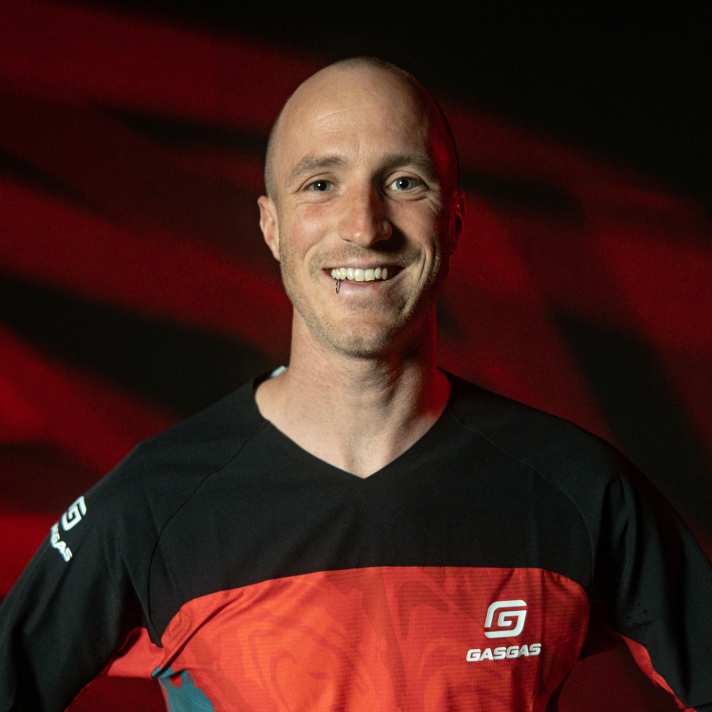 Die Frisur: windschnittig. Das Gemüt: sonnig. Die Attitude: Vollgas. Johannes Fischbach ist einer der besten Urban-Downhillern der Welt. Auch in Genua zählt er zu den Favoriten und absoluten Podiumskandidaten.