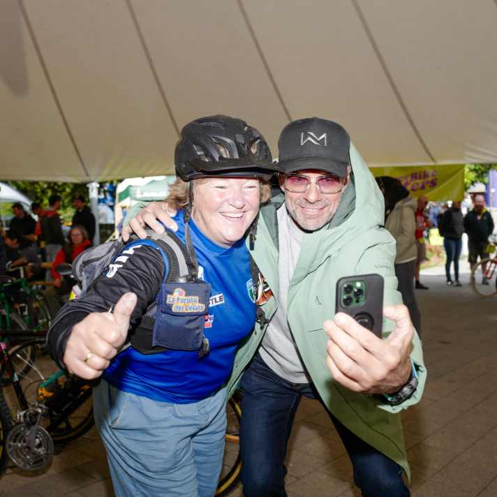 Zwei ehemalige Wordcup-Legenden beim Selfie-Shooting: Die Italienerin Giovanna Bonazzi und die deutsche Worldcup-Legende Mike Kluge freuten sich sichtlich über ihr Wiedersehen.