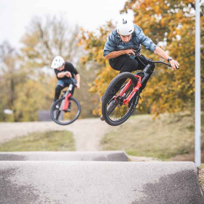 Auf einem Dirtbike lernen Mountainbiker das Fliegen besonders einfach. Etwas Style kommt mit der Zeit ganz von alleine.