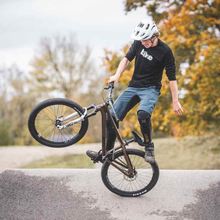 Dirtbikes eignen sich nicht nur für schnelle Runden auf dem Pumptrack, sondern machen auch bei Spielereien, wie diesem “Lawn Mower” Spaß.