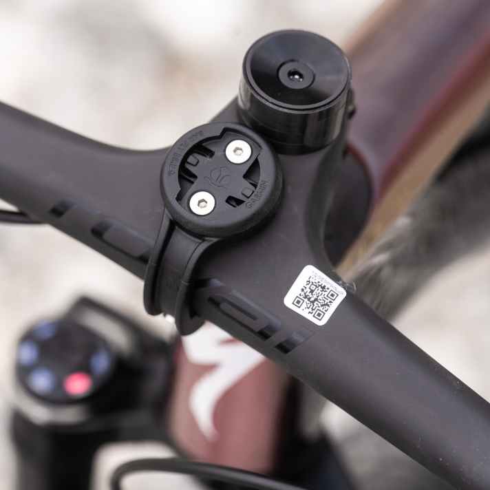 Auf der Cockpit-Einheit des Specialized S-Works Epic 8 sitzt eine Garmin-Aufnahme für einen Bike-Computer.