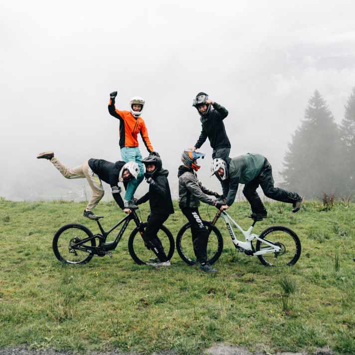 Gute Laune garantiert: Spaß auf und neben dem Bike beim Scott Gamber Ride-Out mit Elias Schwärzler.