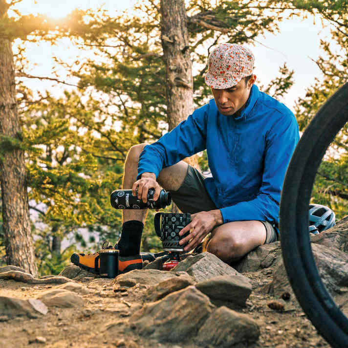 Outdoor-Küche: Die Feed Zone Kollektion von Primus besteht aus dem Lite Plus Kocher, Kaffee- & Teepresse, Trinkflaschen, Mug, Trailspork, Longspoon und Cap