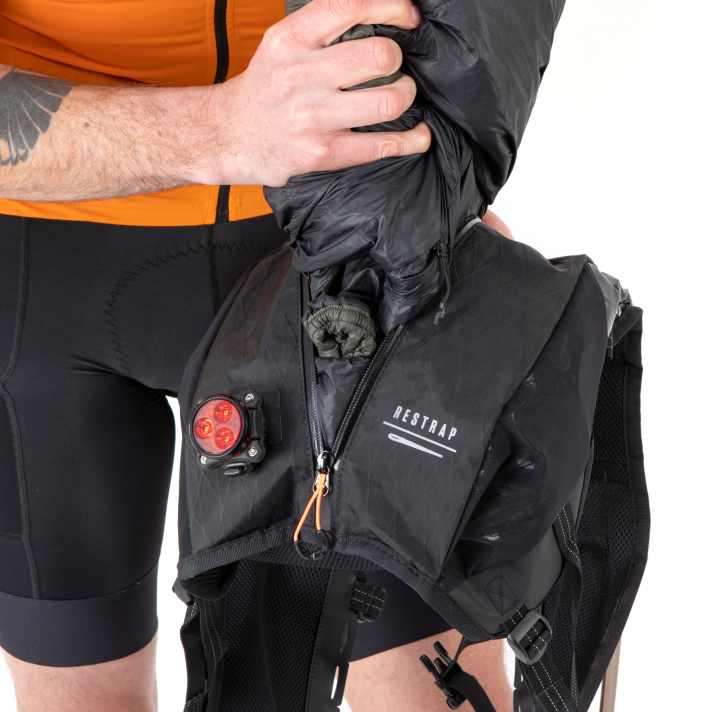 Licht, Jacke, Essen, 2 Liter Wasser - und jede Menge Motivation. Das passt immer in die neue Trinkweste von Restrap.
