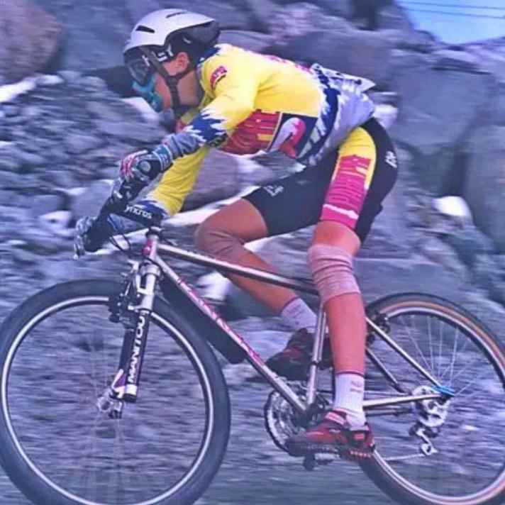 Christoph Sauser in Downhill-Action 1993. Damals startete er für die Marke Parkpre und sammelte seine erste internationale Rennerfahrung.