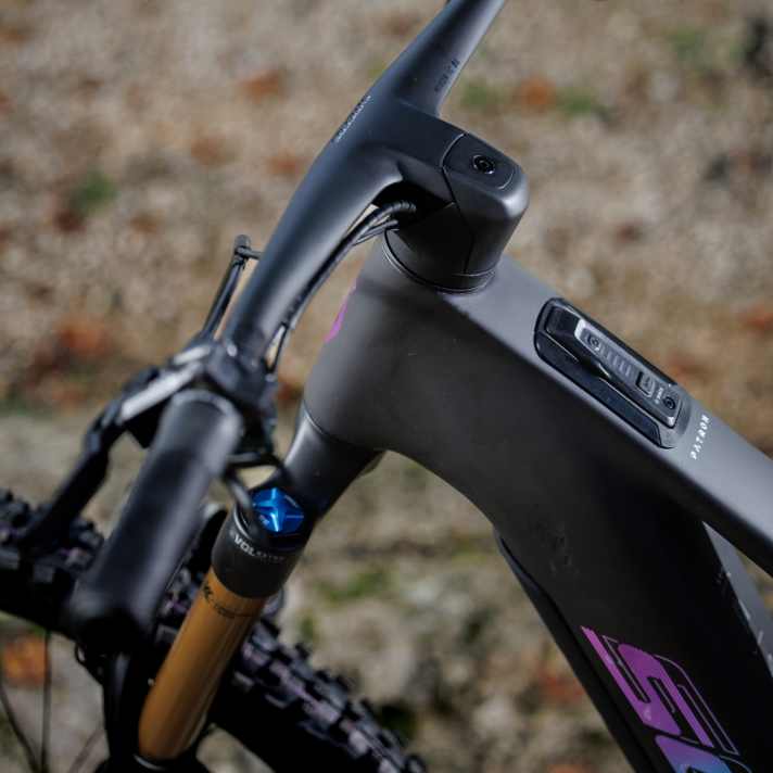 Carbon-Einteiler-Cockpit und interne Zuführung: Auch an der Steuerzentrale setzt das Scott Patron 900 St Tuned 2025 das Thema Systemintegration konsequent um.