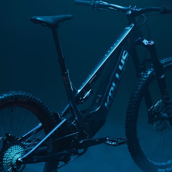 Der neue Carbon-Rahmen wird vollständig in Europa hergestellt und besteht aus einer neuen Carbon-Aramid-Verbundstruktur.