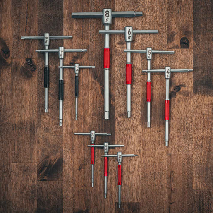 Das Modular T-Handle Set besteht aus jeweils hochwertigen drei Torx- und sieben Inbus-Schlüsseln