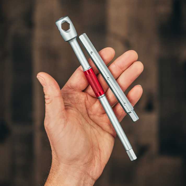 Der T-Griff kann abgenommen werden, dann lässt sich das Tool auch als normaler Schraubendreher nutzen