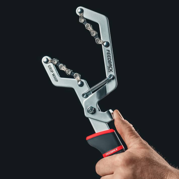 Über den gut erreichbaren Daumenhebel öffnet man das Tool, um es auf dem Zahnkranz aufzusetzen