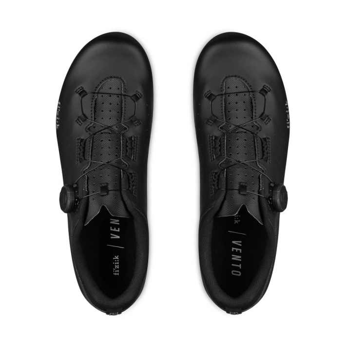 Der neue Fizik-Rennradschuh in der Farbe Schwarz/Schwarz