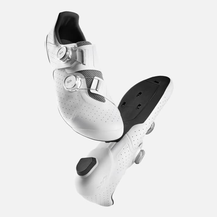Die Canyon Tempr CFR Road Rennrad-Schuhe verzichten auf Vibram-Elemente und sollen mit einer Carbon-Sohle für eine besonders starke Kraftübertragung sorgen.