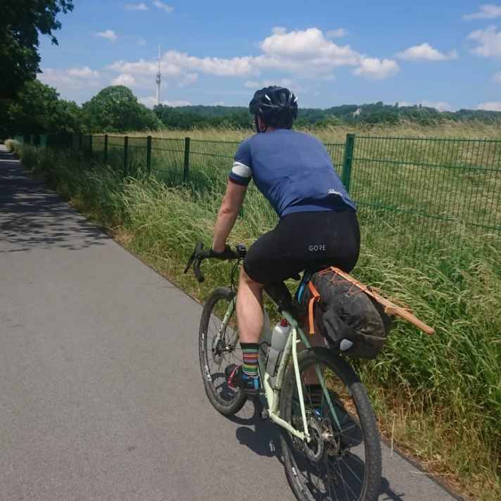 Mit dem Schwert im Gepäck ging es zurück nach Hause. Das rote Gummiband hält noch immer den Schuh zusammen.