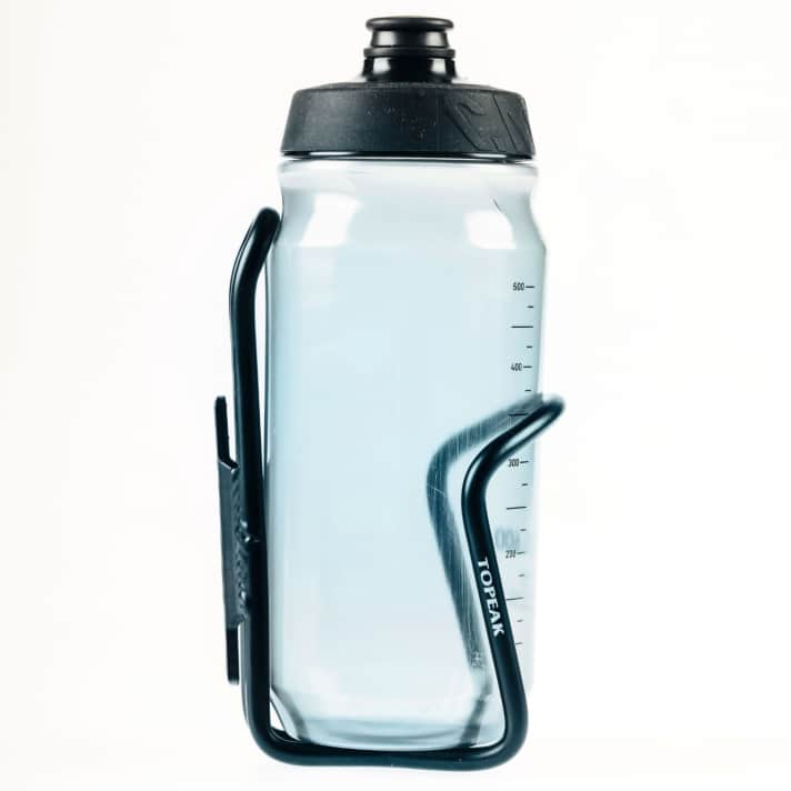 Klassisch steckt die Fahrradtrinkflasche in einem Halter aus einem umlaufenden Alu-Draht mit angelöteter Halterung für die Rahmen.