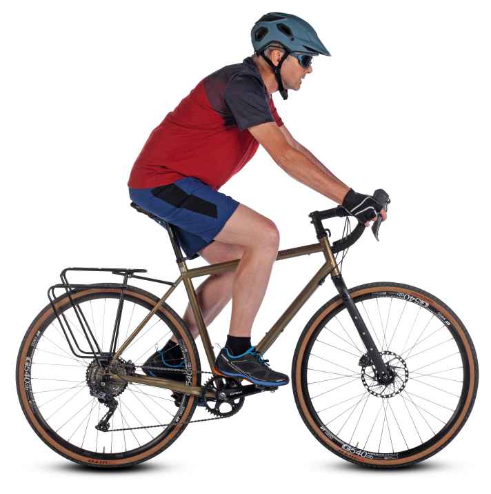 Nackenschmerzen beim Radfahren: Je flacher ein Fahrer auf dem Rad sitzt, desto spitzer wird der Winkel  zwischen Hals- und Brustwirbelsäule