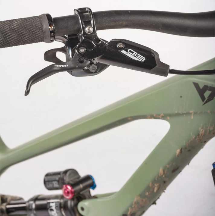 Das YT Jeffsy lässt viel Speed zu, da kann die Sram G2 nicht mithalten. Sonst gefiel uns die Ausstattung des Jeffsy sehr gut. Die Verfügbarkeit ist aktuell gut laut Herstellerseite. 2023 soll das Trailduro ein Update bekommen. 
