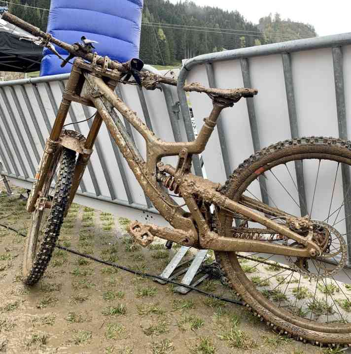 Matsch & Schmodder gehören einfach zum Mountainbiken, wie hier am Wettkampfbike von <a href="https://www.bike-magazin.de/events/fahrer/starke-frauen-im-bike-sport-nina-hoffmann-die-schnellste-downhillerin-deutschlands-im-interview/" target="_blank" rel="noopener noreferrer">Downhillerin Nina Hoffmann</a>. Jetzt aber schnell putzen, bevor der Dreck ankrustet.