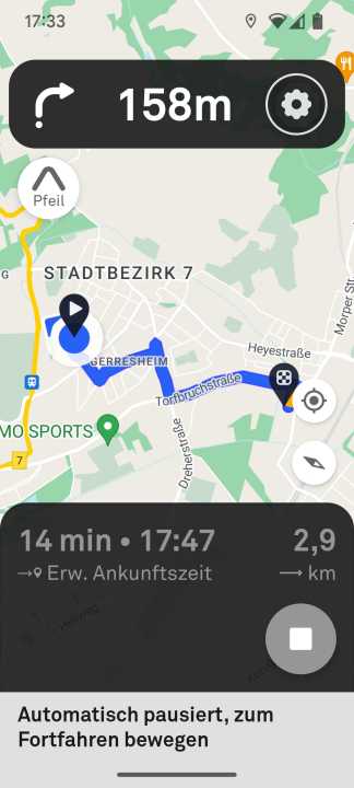 Am Handy kann man eine Route planen, nachdem sich das Navi mit der App verbunden hat.