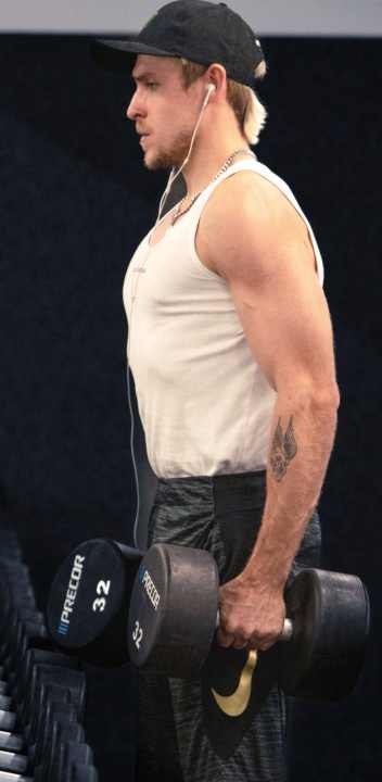 Und jetzt ganz hoch! Die Schultern ziehen zu den Ohren. Das kräftigt den Nacken.