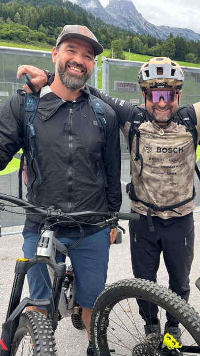 Timo Pritzel (li) und Fahrtechnik-Guru Stefan Schlie unterwegs in Leogang. Timo gab Yoga-Kurse, Stefan verriet das Geheimnis des Uphill-Flows.