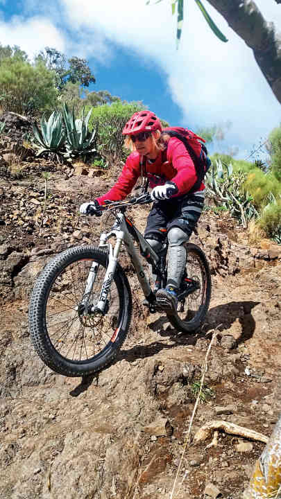   BEZIEHUNGS-HIGHLIGHTS: Teneriffa – Nicht nur Windsurfern hat die größte Kanaren-Insel einiges zu bieten. In der Masca-Schlucht durfte das Genius LT sein gelungenes Handling und den guten Grip der Plus-Reifen auf Sand unter Beweis stellen.    