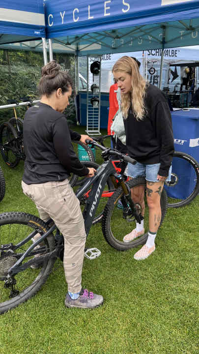 Vielleicht mal mit E-MTB? Das BIKE Women Camp bietet die beste Gelegenheit, verschiedene Bikes von unterschiedlichen Herstellern direkt auf den Trails auszuprobieren und zu vergleichen.