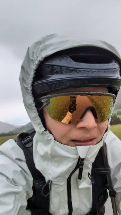 Sandra mit Gorewear Lupra 2.0 Regenjacke - entscheidend: mit Kapuze