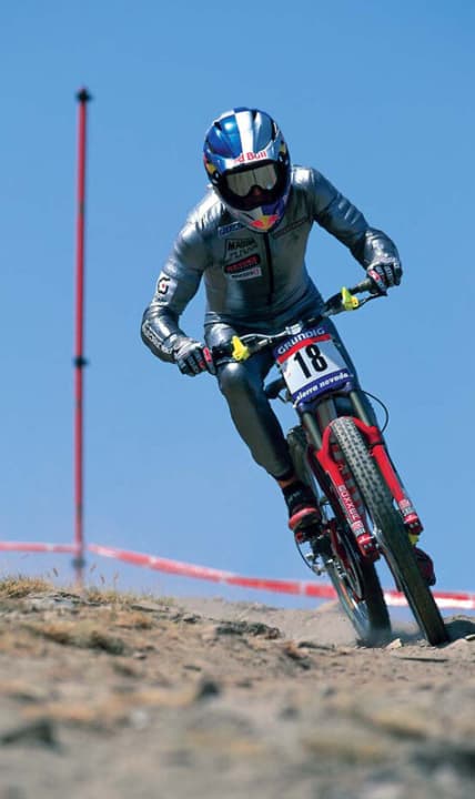   Vermummt und schnell: Regina Stiefl dominierte Anfang der Neunziger die Downhill-Szene im Mountainbiken.