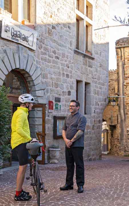 TOUR-Autor mit dem Chef des Hotels “Les Galapians”