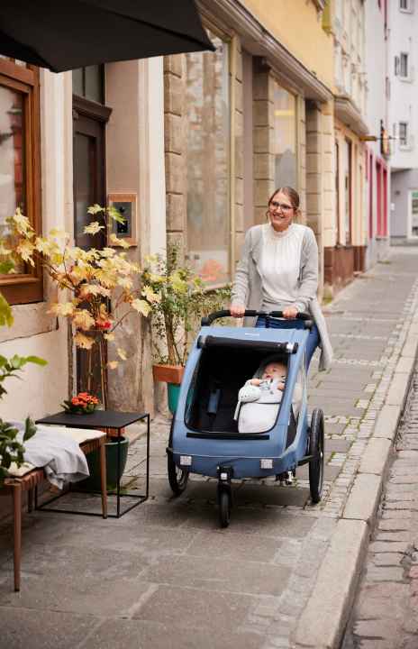 2-in-1: Wenn der Fahrradanhänger nicht am Fahrrad gezogen wird, kann er zum Buggy umgerüstet werden - für einen entspannten Stadtspaziergang gerade richtig!